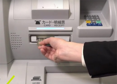 カードローンでATMを使う際の操作方法。ATMにカードを差し込む